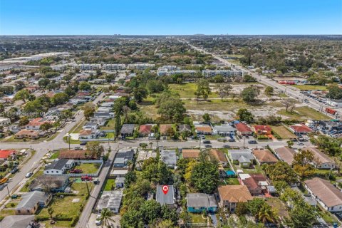 House in Miami, Florida 2 bedrooms, 125.79 sq.m. № 2043942 - photo 21