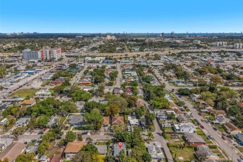 House in Miami, Florida 2 bedrooms, 125.79 sq.m. № 2043942 - photo 20