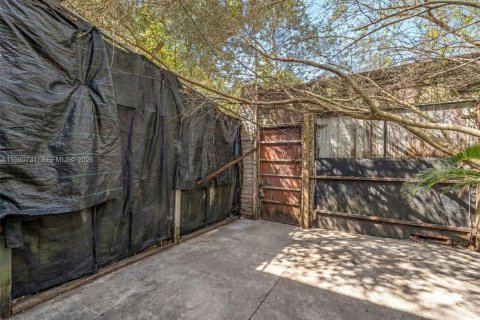 House in Miami, Florida 2 bedrooms, 125.79 sq.m. № 2043942 - photo 15