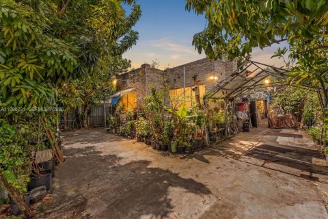 House in Miami, Florida 2 bedrooms, 125.79 sq.m. № 2043942