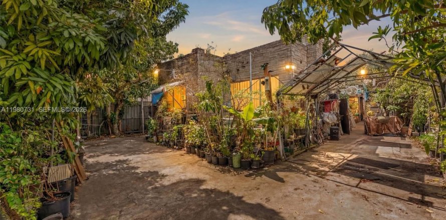 House in Miami, Florida 2 bedrooms, 125.79 sq.m. № 2043942