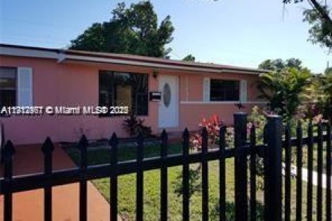 Casa en alquiler en Miami Gardens, Florida, 2 dormitorios, 199.55 m2 № 1972652 - foto 1