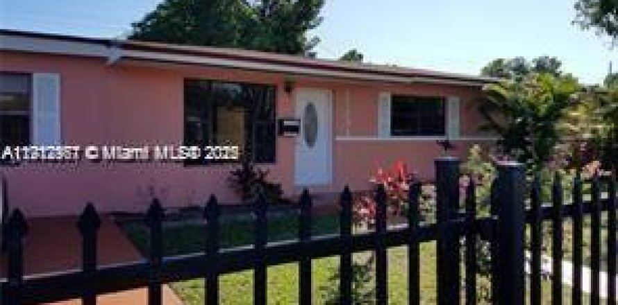 Casa en Miami Gardens, Florida 2 dormitorios, 199.55 m2 № 1972652