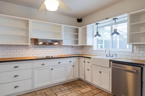 House in South Miami, Florida 3 bedrooms, 159.79 sq.m. № 1889531 - photo 8