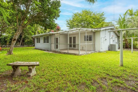 House in South Miami, Florida 3 bedrooms, 159.79 sq.m. № 1889531 - photo 19