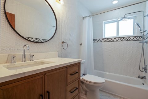 House in South Miami, Florida 3 bedrooms, 159.79 sq.m. № 1889531 - photo 15