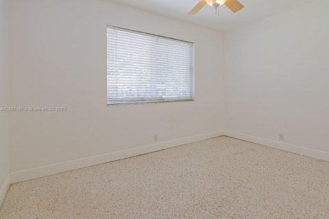 House in South Miami, Florida 3 bedrooms, 159.79 sq.m. № 1889531 - photo 13