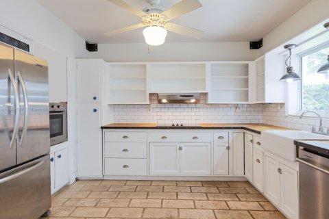 House in South Miami, Florida 3 bedrooms, 159.79 sq.m. № 1889531 - photo 7