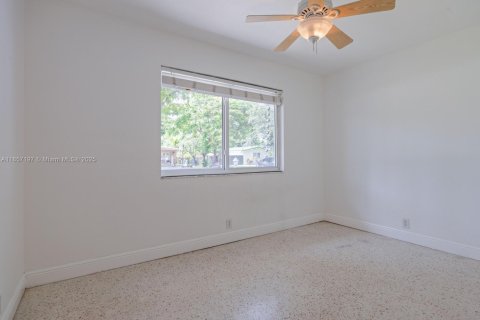 House in South Miami, Florida 3 bedrooms, 159.79 sq.m. № 1889531 - photo 14