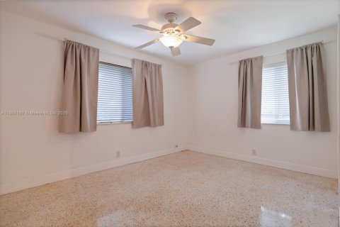 House in South Miami, Florida 3 bedrooms, 159.79 sq.m. № 1889531 - photo 16