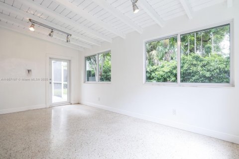 House in South Miami, Florida 3 bedrooms, 159.79 sq.m. № 1889531 - photo 23