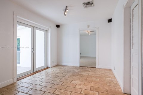 House in South Miami, Florida 3 bedrooms, 159.79 sq.m. № 1889531 - photo 6