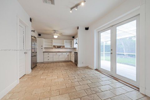House in South Miami, Florida 3 bedrooms, 159.79 sq.m. № 1889531 - photo 5