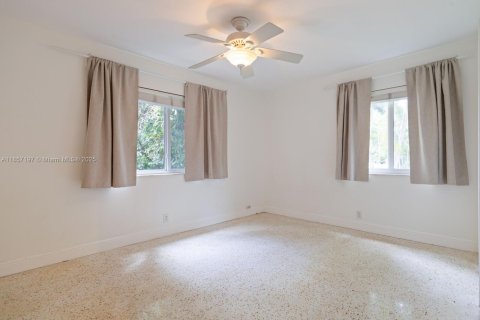 House in South Miami, Florida 3 bedrooms, 159.79 sq.m. № 1889531 - photo 17