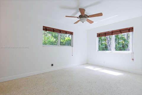 House in South Miami, Florida 3 bedrooms, 159.79 sq.m. № 1889531 - photo 11