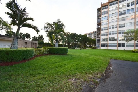 Condominio en venta en Pembroke Pines, Florida, 1 dormitorio, 68.75 m2 № 2034232 - foto 28