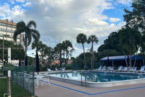 Condominio en venta en Pembroke Pines, Florida, 1 dormitorio, 68.75 m2 № 2034232 - foto 23