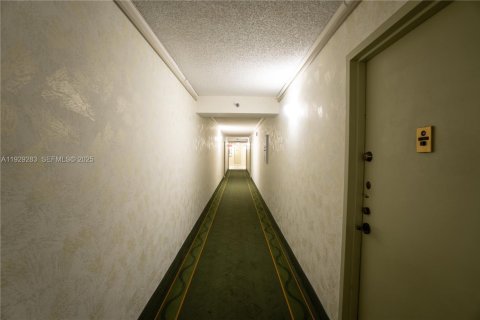 Condominio en venta en Pembroke Pines, Florida, 1 dormitorio, 68.75 m2 № 2034232 - foto 17