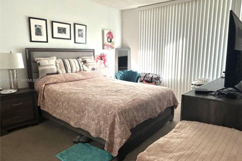 Condominio en venta en Pembroke Pines, Florida, 1 dormitorio, 68.75 m2 № 2034232 - foto 8