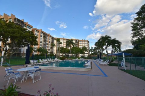 Condominio en venta en Pembroke Pines, Florida, 1 dormitorio, 68.75 m2 № 2034232 - foto 22