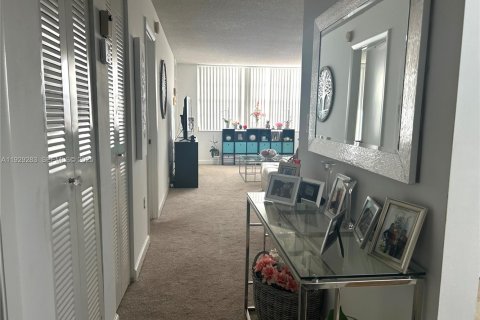 Condominio en venta en Pembroke Pines, Florida, 1 dormitorio, 68.75 m2 № 2034232 - foto 2