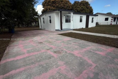 House in Miami Gardens, Florida 3 bedrooms, 100.71 sq.m. № 2049938 - photo 3