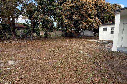 House in Miami Gardens, Florida 3 bedrooms, 100.71 sq.m. № 2049938 - photo 5