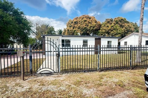 House in Miami Gardens, Florida 3 bedrooms, 100.71 sq.m. № 2049938