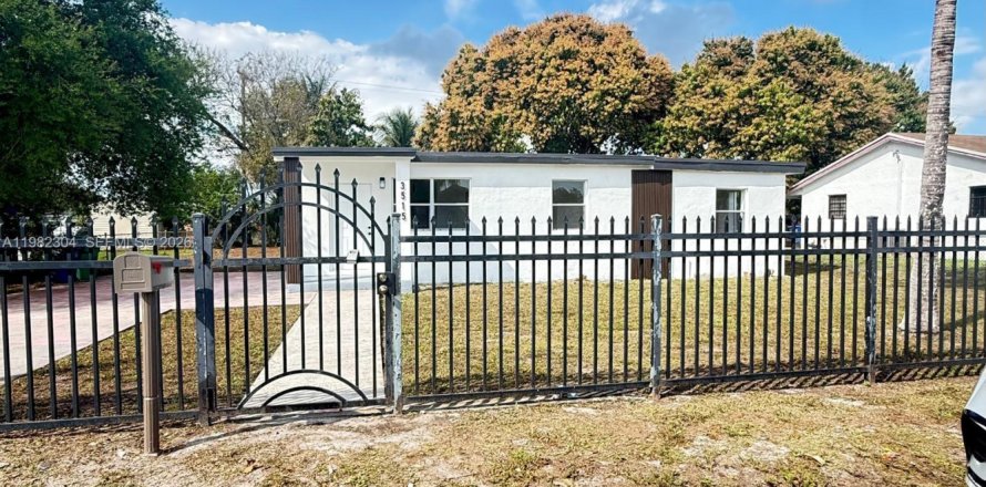 House in Miami Gardens, Florida 3 bedrooms, 100.71 sq.m. № 2049938