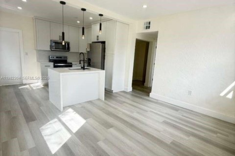 House in Miami Gardens, Florida 3 bedrooms, 100.71 sq.m. № 2049938 - photo 6