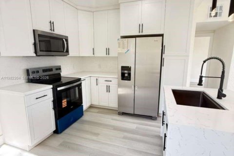 House in Miami Gardens, Florida 3 bedrooms, 100.71 sq.m. № 2049938 - photo 7