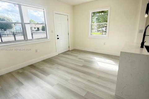 House in Miami Gardens, Florida 3 bedrooms, 100.71 sq.m. № 2049938 - photo 8