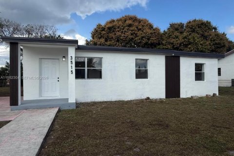 House in Miami Gardens, Florida 3 bedrooms, 100.71 sq.m. № 2049938 - photo 2