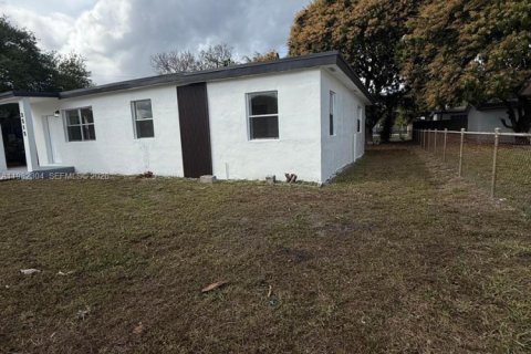 House in Miami Gardens, Florida 3 bedrooms, 100.71 sq.m. № 2049938 - photo 4