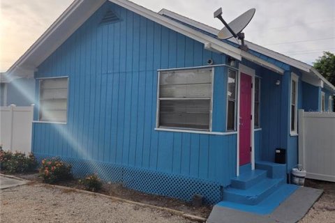 Villa ou maison à louer à Saint Petersburg, Floride: 3 chambres, 81.01 m2 № 1884063 - photo 1