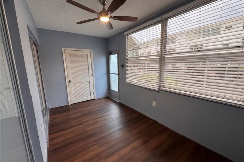 Condo in Saint Petersburg, Florida, 2 bedrooms № 2232623 - photo 12