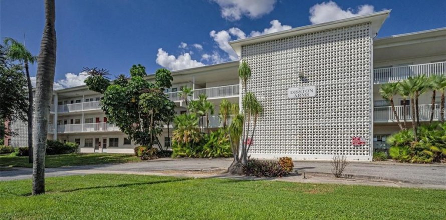 Condo in Saint Petersburg, Florida, 2 bedrooms № 2232623