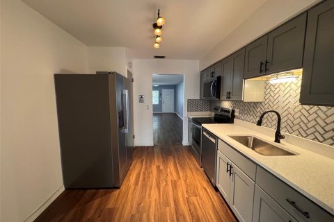 Condo in Saint Petersburg, Florida, 2 bedrooms № 2232623 - photo 3
