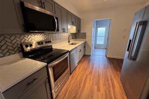 Condo in Saint Petersburg, Florida, 2 bedrooms № 2232623 - photo 2