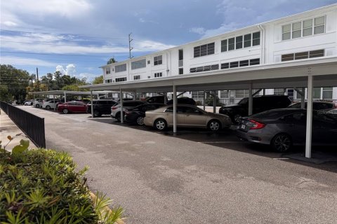Condo in Saint Petersburg, Florida, 2 bedrooms № 2232623 - photo 14