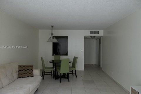 Condo in Hallandale Beach, Florida, 1 bedroom  № 1995529 - photo 4