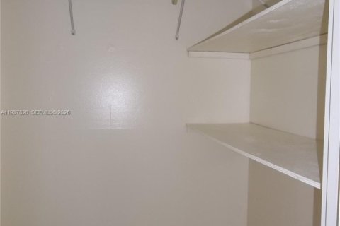 Condo in Hallandale Beach, Florida, 1 bedroom  № 1995529 - photo 8