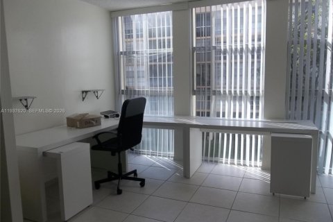 Condo in Hallandale Beach, Florida, 1 bedroom  № 1995529 - photo 3