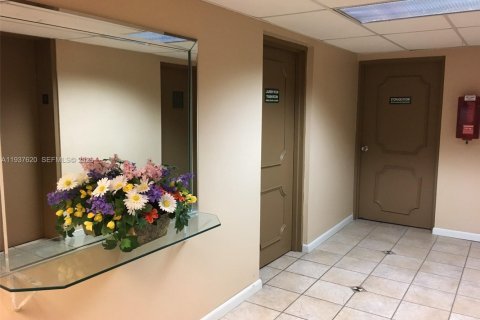 Condo in Hallandale Beach, Florida, 1 bedroom  № 1995529 - photo 18