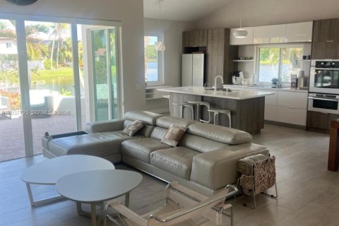 House in Weston, Florida 3 bedrooms, 165.18 sq.m. № 2086512 - photo 2