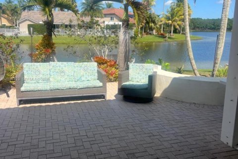 House in Weston, Florida 3 bedrooms, 165.18 sq.m. № 2086512 - photo 11