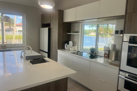 House in Weston, Florida 3 bedrooms, 165.18 sq.m. № 2086512 - photo 3