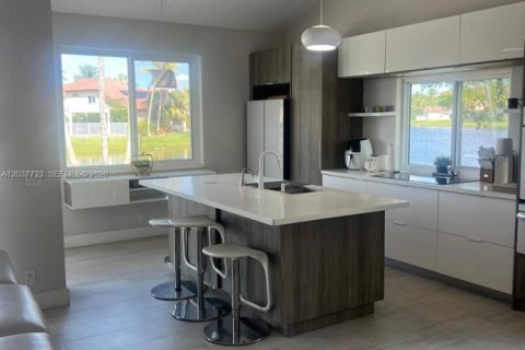 House in Weston, Florida 3 bedrooms, 165.18 sq.m. № 2086512 - photo 8