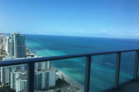 Condominio en venta en Hollywood, Florida, 1 dormitorio, 80.73 m2 № 1957615 - foto 1