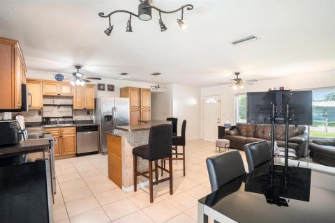 House in Brandon, Florida 3 bedrooms, 109.25 sq.m. № 1916821 - photo 9